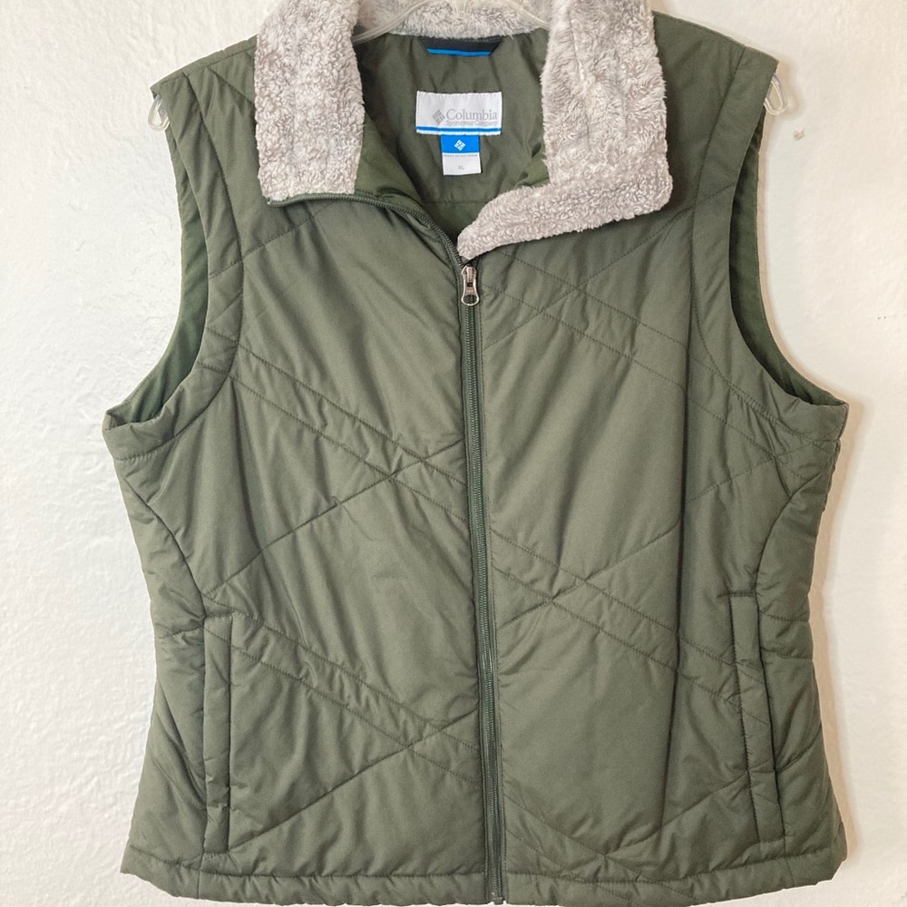 Columbia vest with faux fur collar